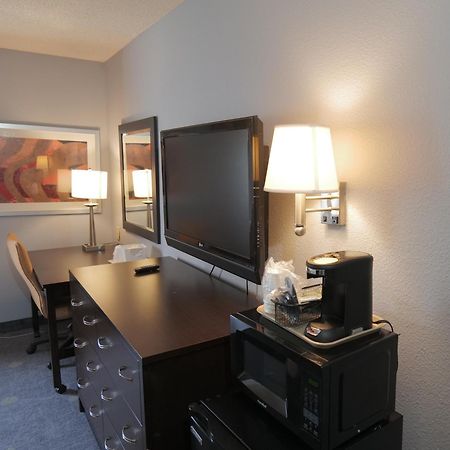 Baymont By Wyndham Flint Airport North Hotel Exterior foto