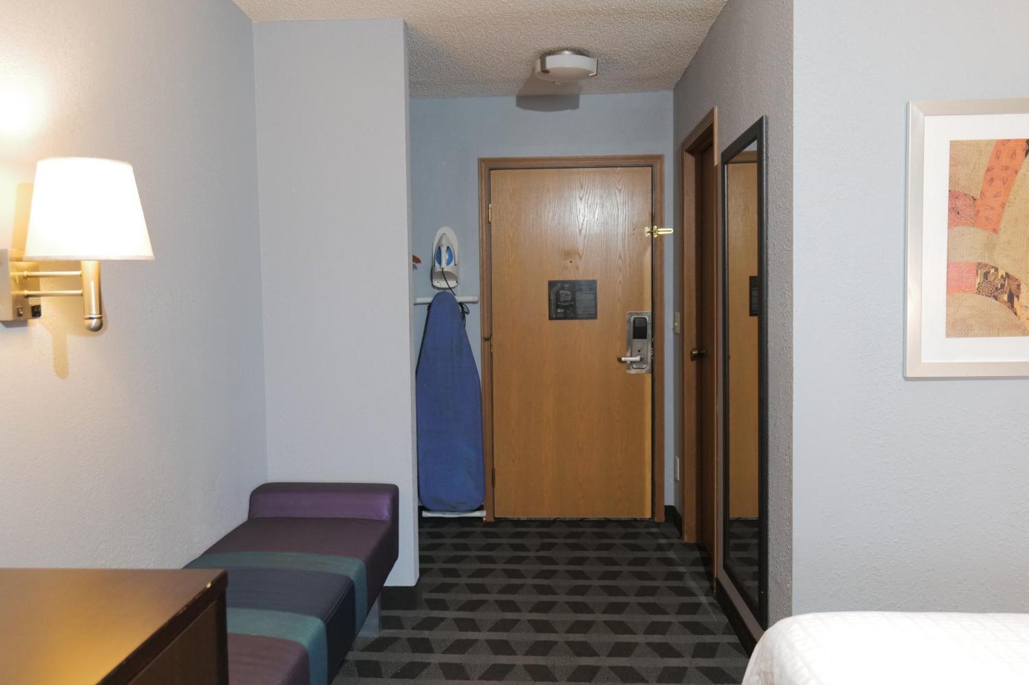 Baymont By Wyndham Flint Airport North Hotel Exterior foto