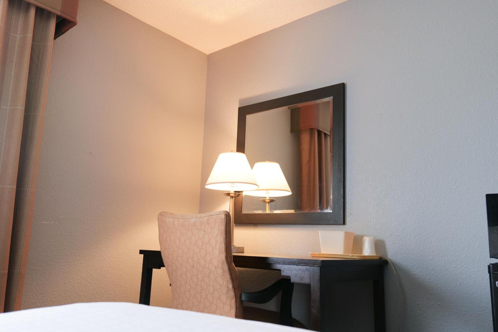 Baymont By Wyndham Flint Airport North Hotel Exterior foto